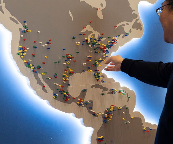 San Antonio, TX - SABCS 2025 San Antonio Breast Cancer Symposium @ SABCS Attendees during General Views here today, Friday December 12, 2025. during the San Antonio Breast Cancer Symposium being held at the Henry B. Gonzalez Convention Center in San Antonio, TX. The symposium features physicians, researchers, patient advocates and healthcare professionals from over 90 countries with the latest research on breast cancer treatment and prevention. Photo by © MedMeetingImages/Todd Buchanan 2025 Technical Questions: todd@medmeetingimages.com